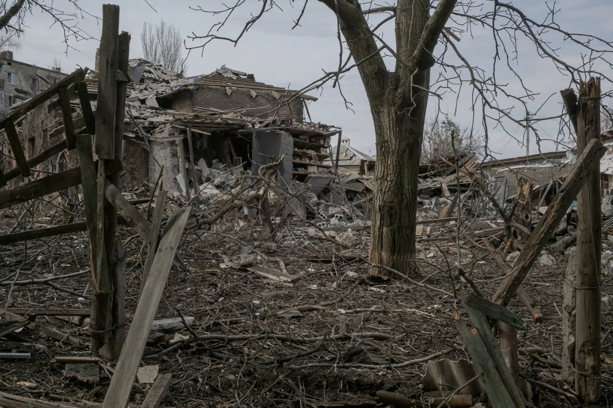 Будинок на сході України 2 квітня після того, як він був зруйнований обстрілом, який потрапив у двір житлових будинків.